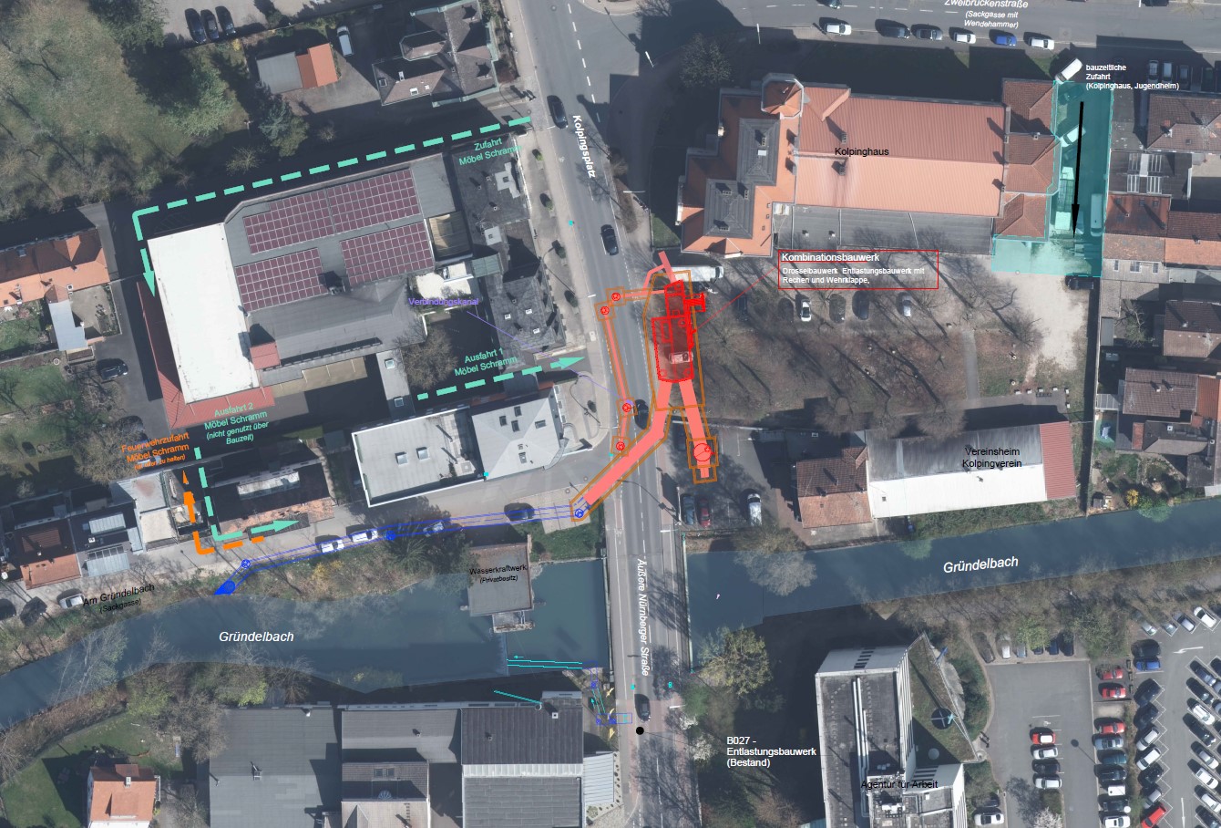 Luftbild mit markierten Bauabschnitten am Kolpingsplatz in Forchheim. Sichtbar sind das Kolpinghaus, der Gründelbach, die Baustelle des neuen Stauraumkanals sowie Umleitungs- und Zufahrtswege.