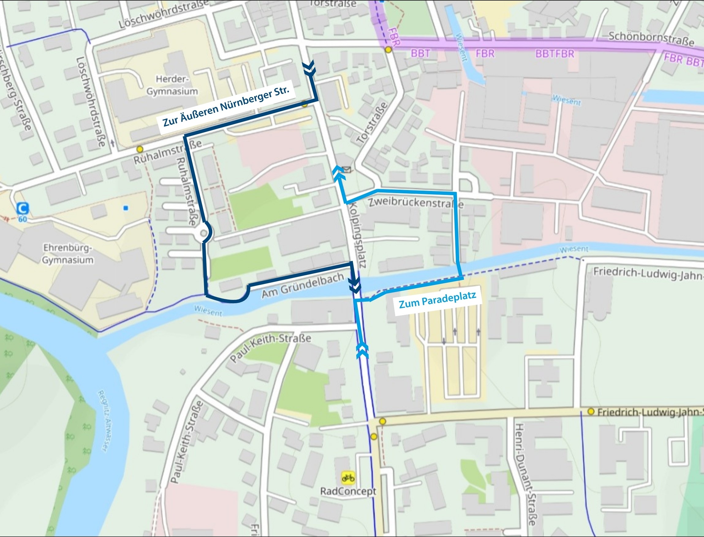Karte der Innenstadt von Forchheim mit blauer Markierung der Umleitungsstrecke für den Radverkehr während der Vollsperrung am Kolpingsplatz.