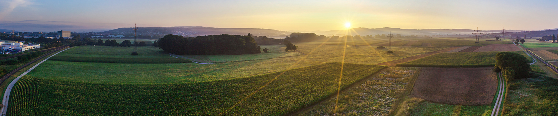 Grüne Landschaft bei Sonnenaufgang