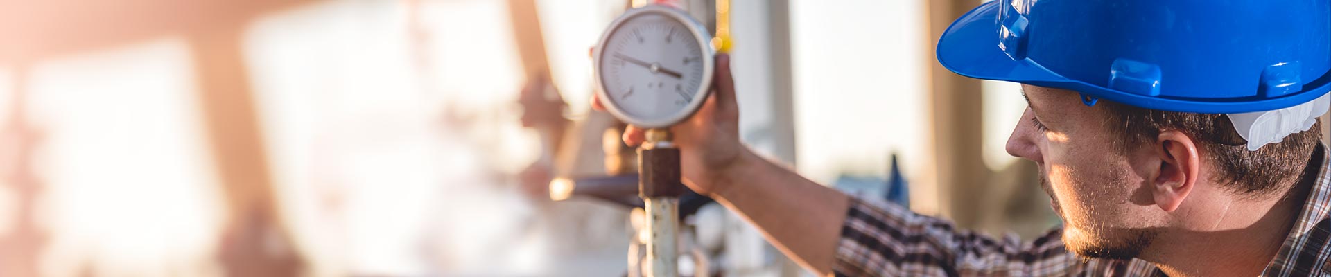 Ein Monteur verlegt eine Gasleitung