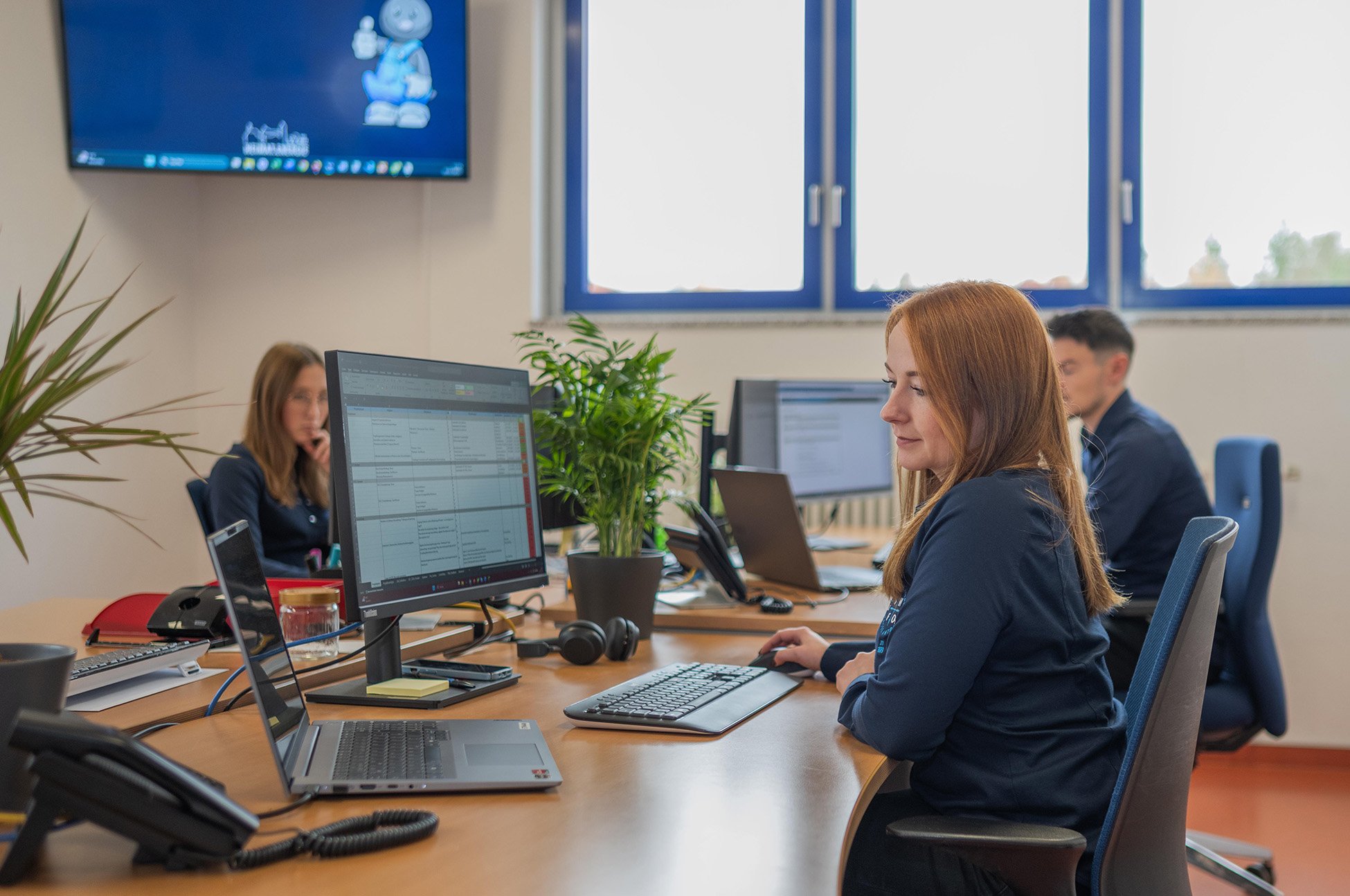 Personen arbeiten im Büro