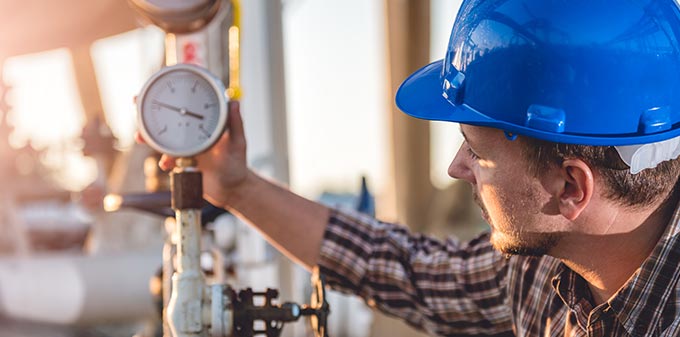 Ein Monteur verlegt einen Gasanschluss